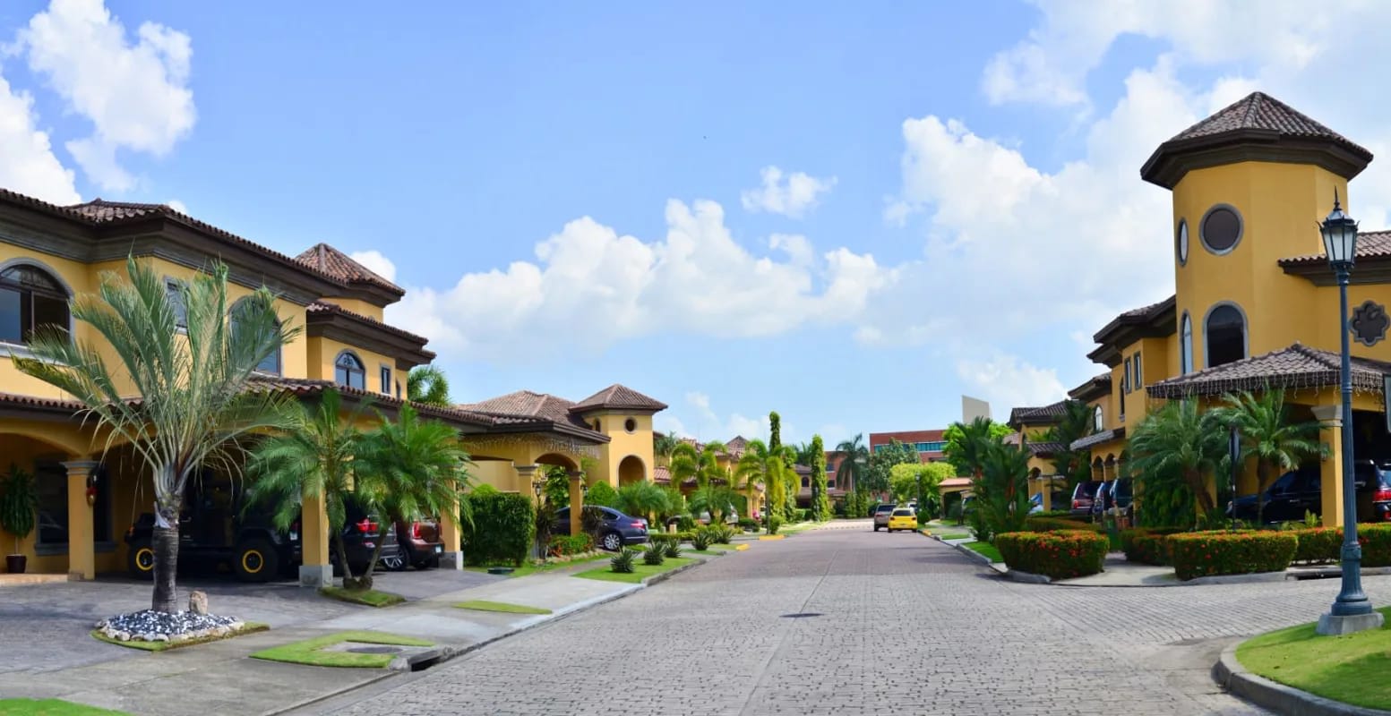 Luxury 4BR House with Pool in Residencial Antigua Costa del Este - View 6