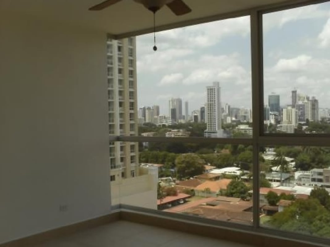Large windows offering expansive city skyline from PH San Francisco 67 apartment Panama