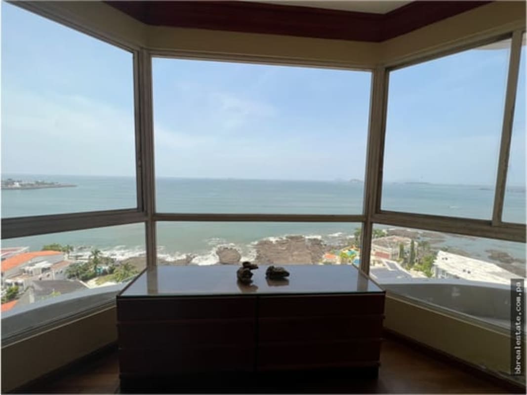 Oceanfront Luxury Condo PH Regent Punta Paitilla