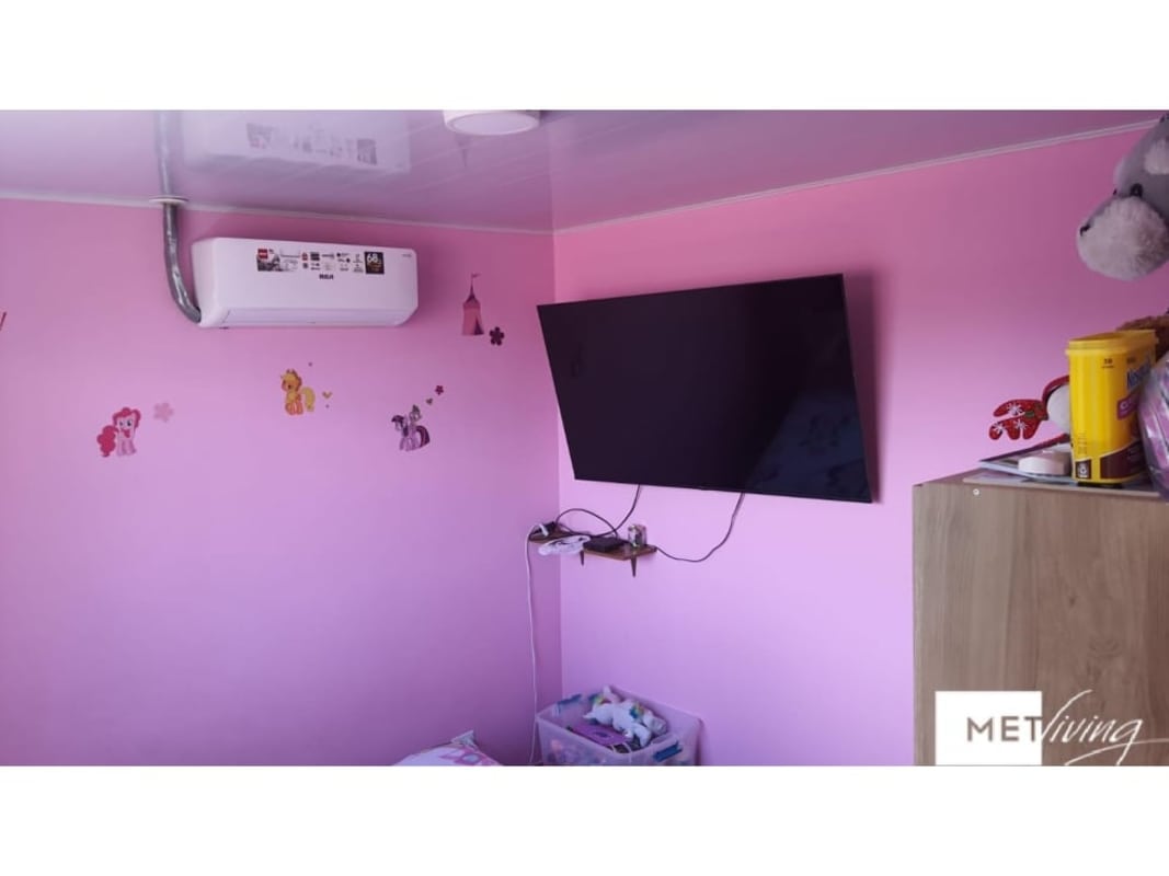 Kids bedroom pink decor wall-mounted TV AC Cerro Viento San Miguelito Panama City