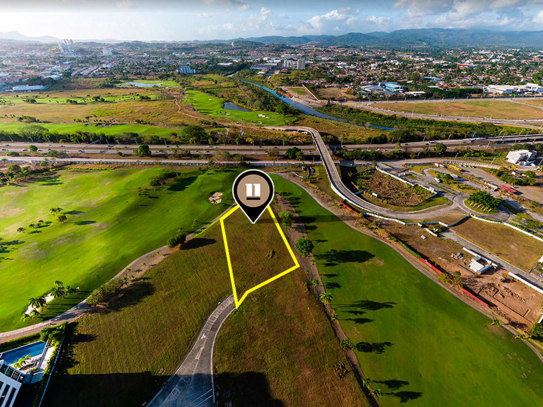 Golf course lot with outlined boundaries surrounded by greenery and roads in Santa María Panama