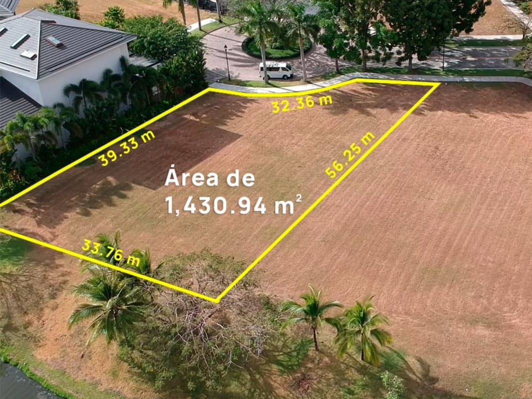 Marked 1,430.94 m² vacant lot with clear boundaries in Santa María Golf gated community Panama City
