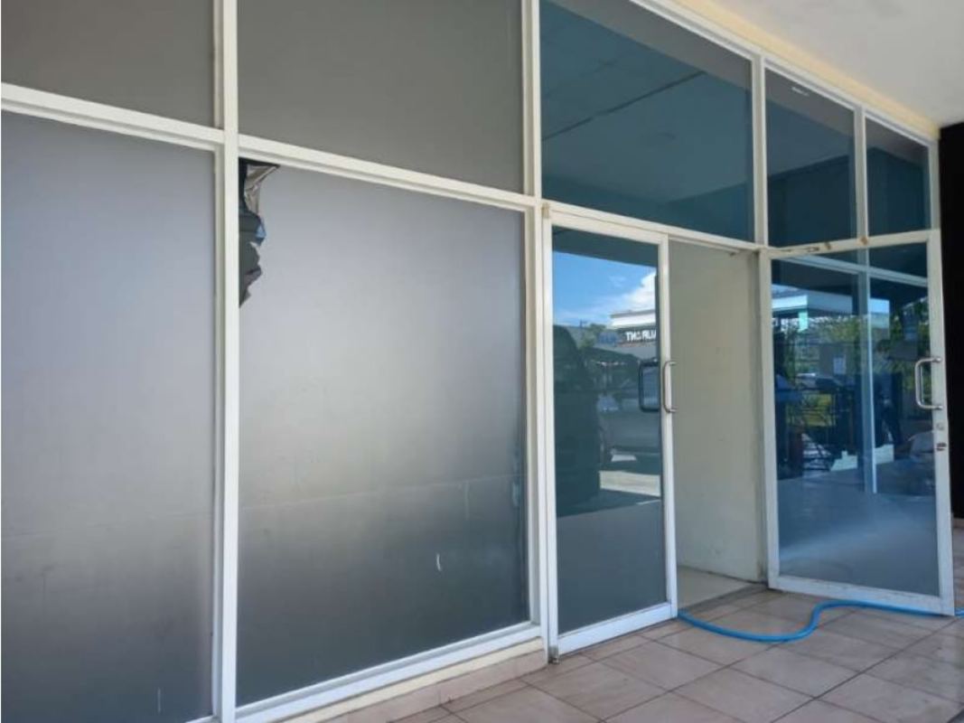 Glass entrance with modern facade PH Gran Plaza Altos de Panamá retail shop Panama