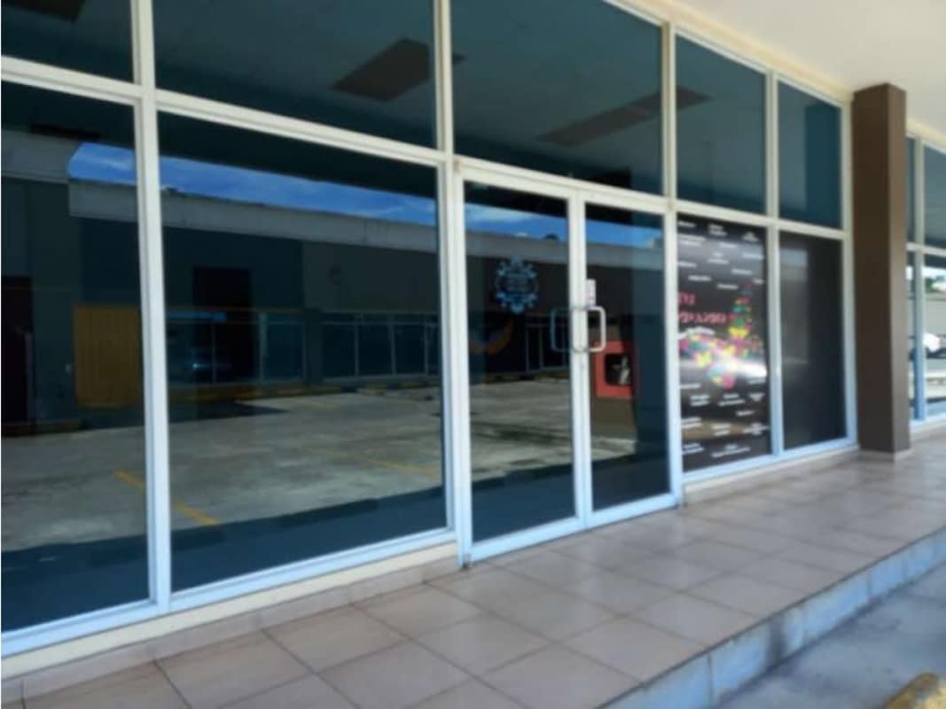 Retail commercial space with glass facade in Condado del Rey Panama