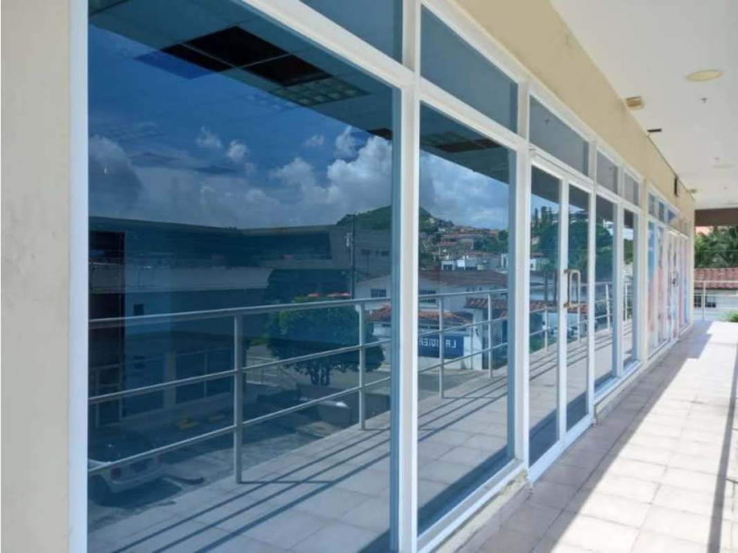 Retail storefront unit with parking spots Gran Plaza Altos de Panamá