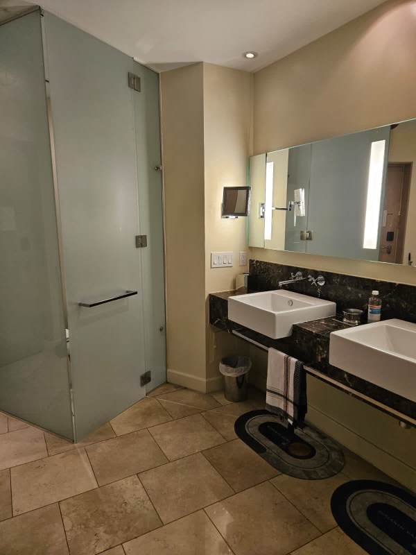 Bedroom with king-size bed, city views, modern decor PH The Ocean Club Punta Pacífica