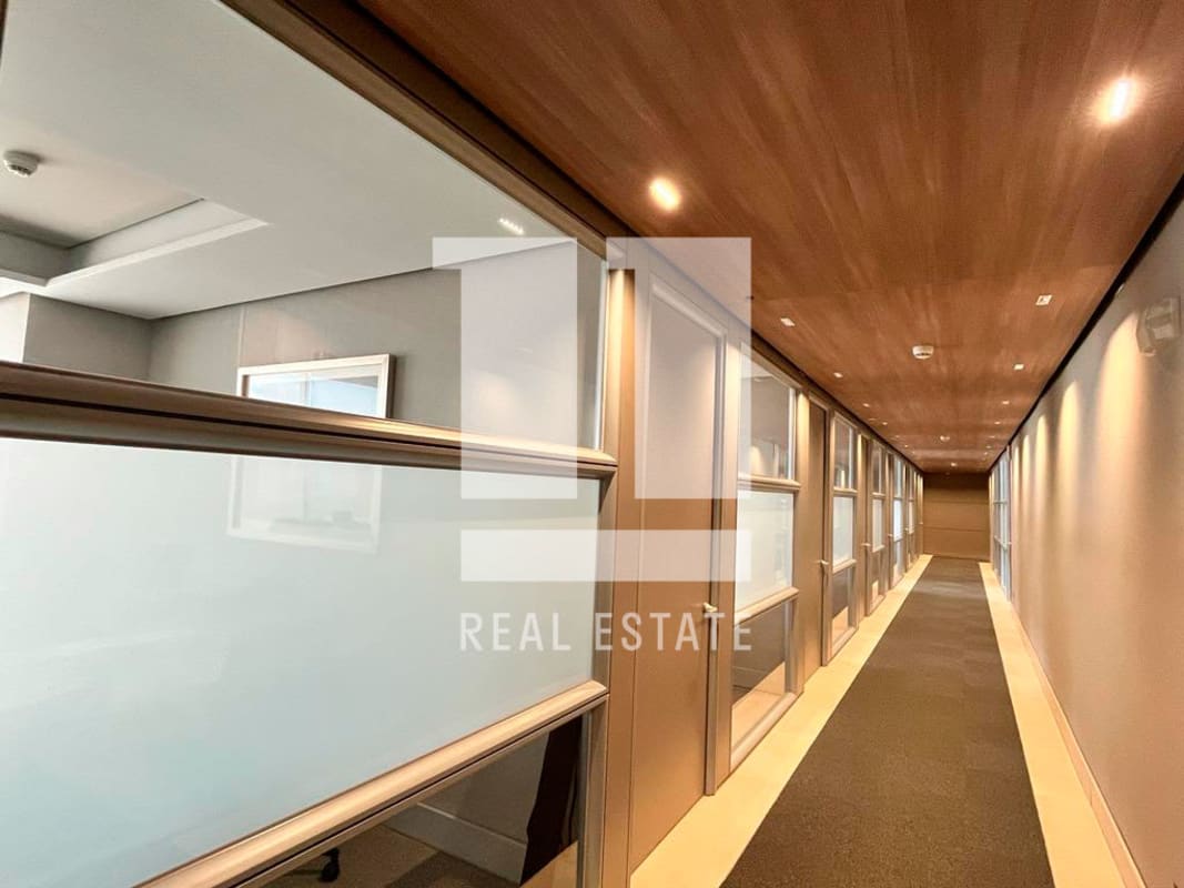 Modern private executive offices overlooking Panama City in Torre BMW