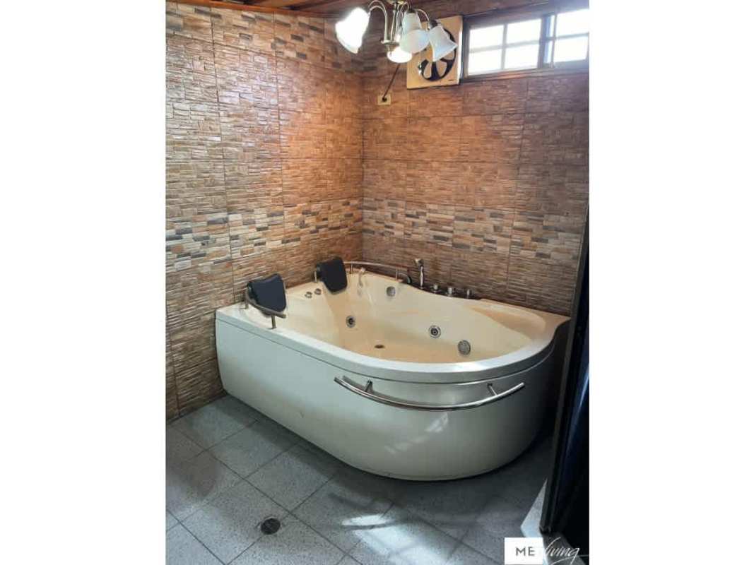 Bathroom corner jacuzzi, textured tile walls, window natural light Cerro Viento house for sale Panama City