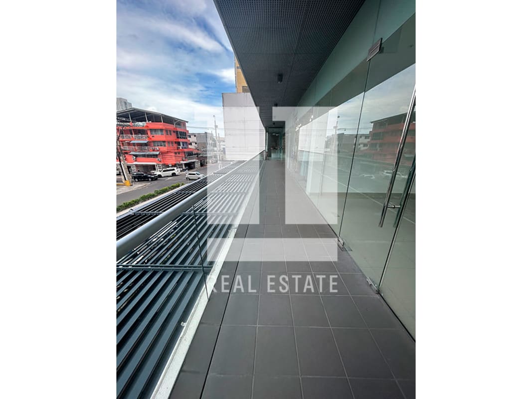 Wide tiled walkway with glass doors at Peatonal 68 commercial complex on Vía Porras