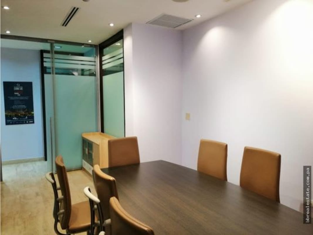 Open office with modular workstations for team collaboration in Torre de las Américas