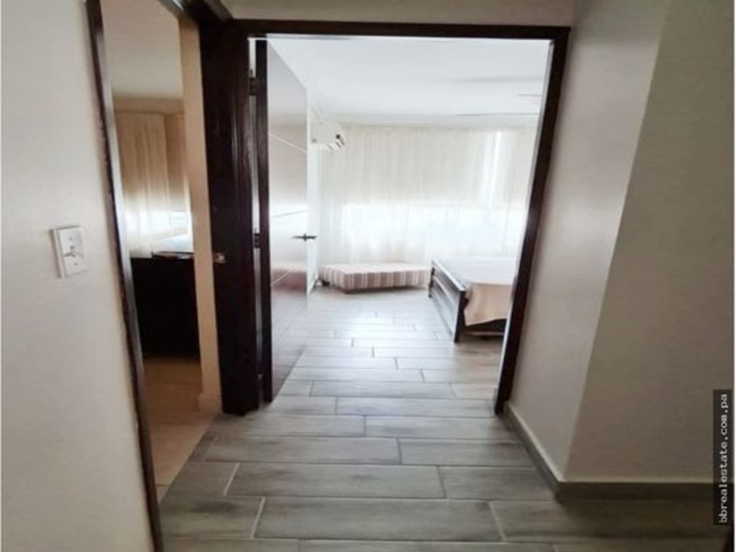 Bedroom with built-in closet and neutral decor at PH Sunrise Tower Obarrio Panama City