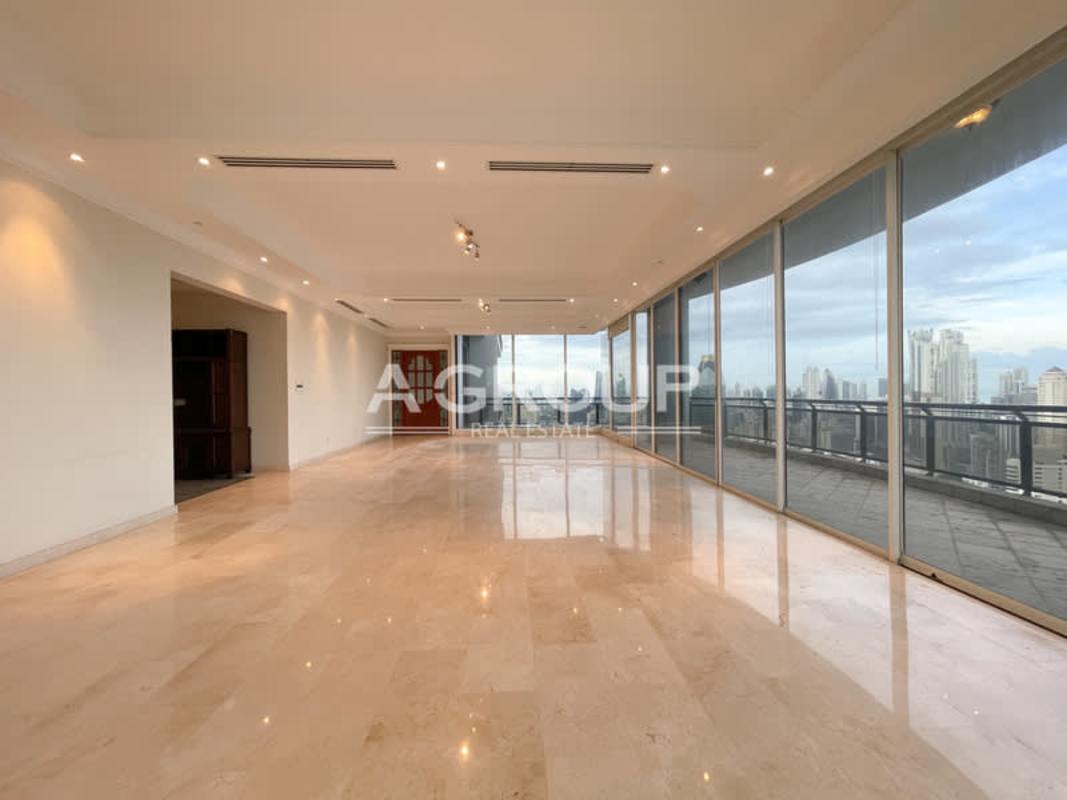 Spacious contemporary kitchen with central island, granite countertops, ample cabinetry in Torre Imperial, Panama City