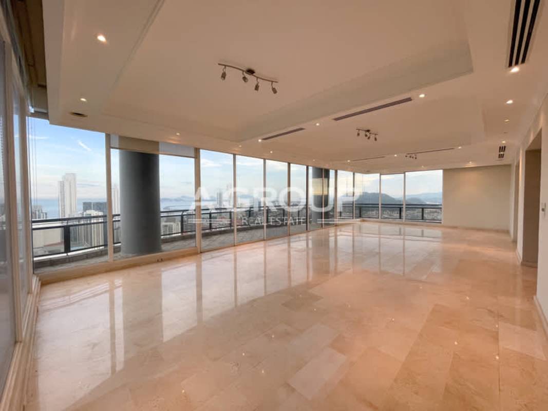 Expansive balcony terrace offering panoramic ocean and city skyline vistas in luxury Torre Imperial Panama