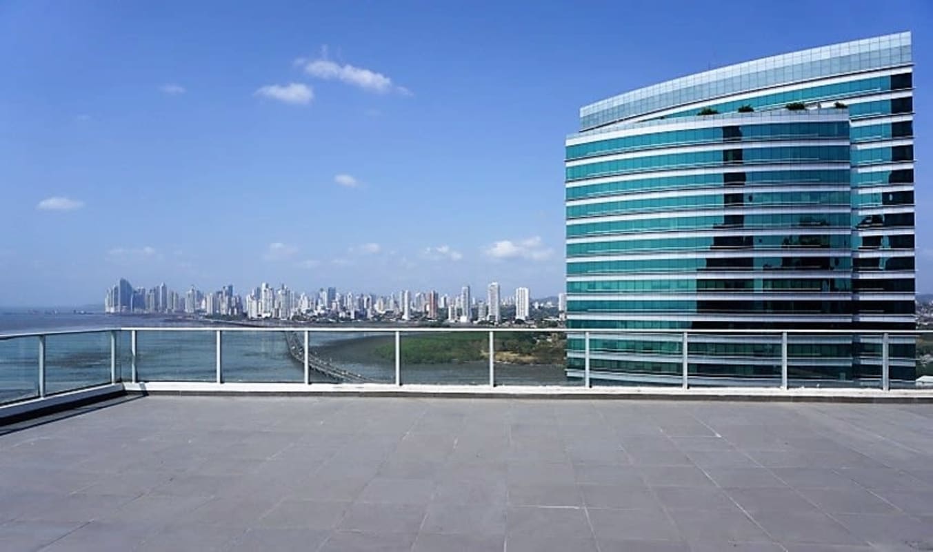 Panoramic terrace with skyline and ocean views in Prime Tower Costa del Este
