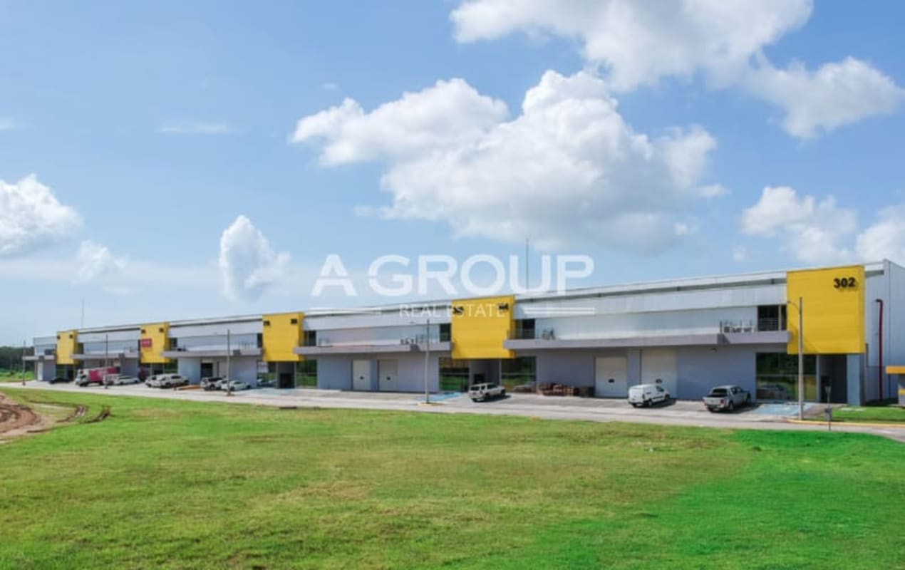 Industrial mezzanine space with exposed piping and skylights inside warehouse at Zona Uno Panama