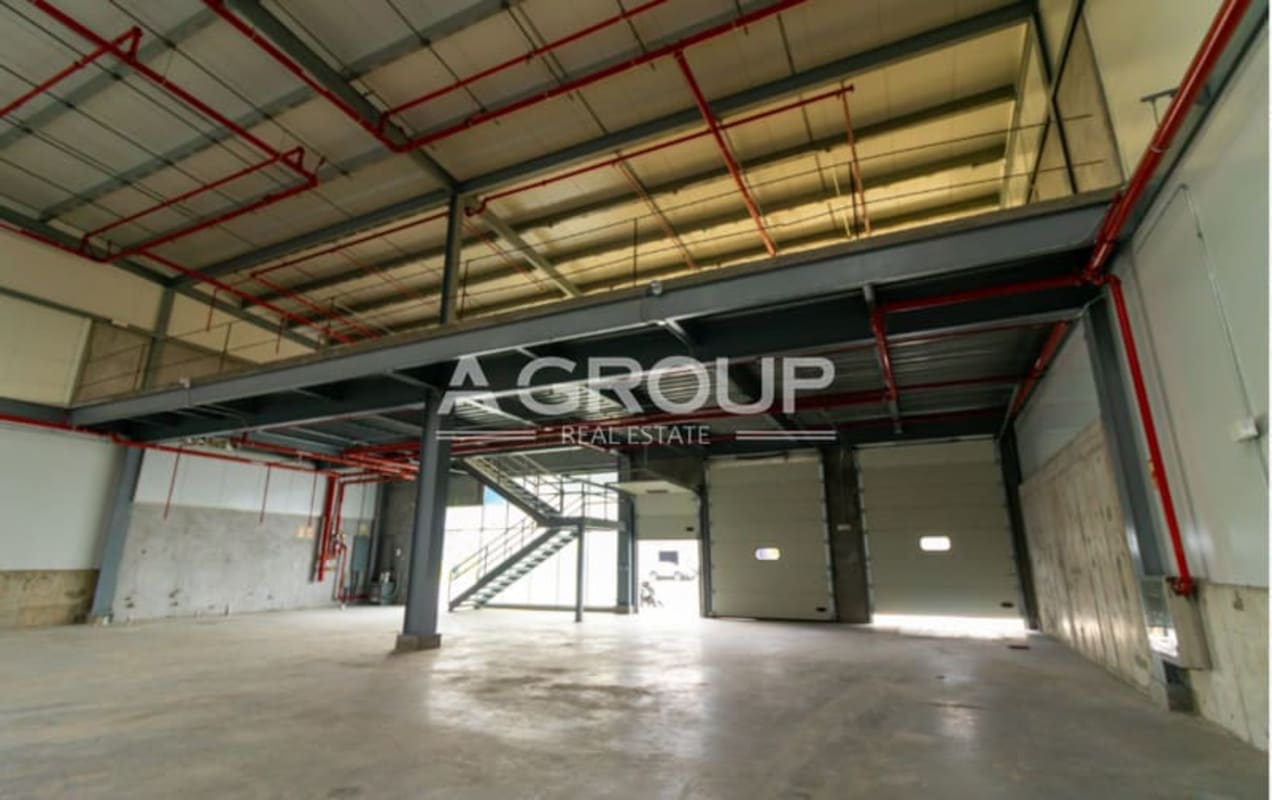 Expansive interior of empty warehouse with high ceilings, concrete flooring in Zona Uno Panama
