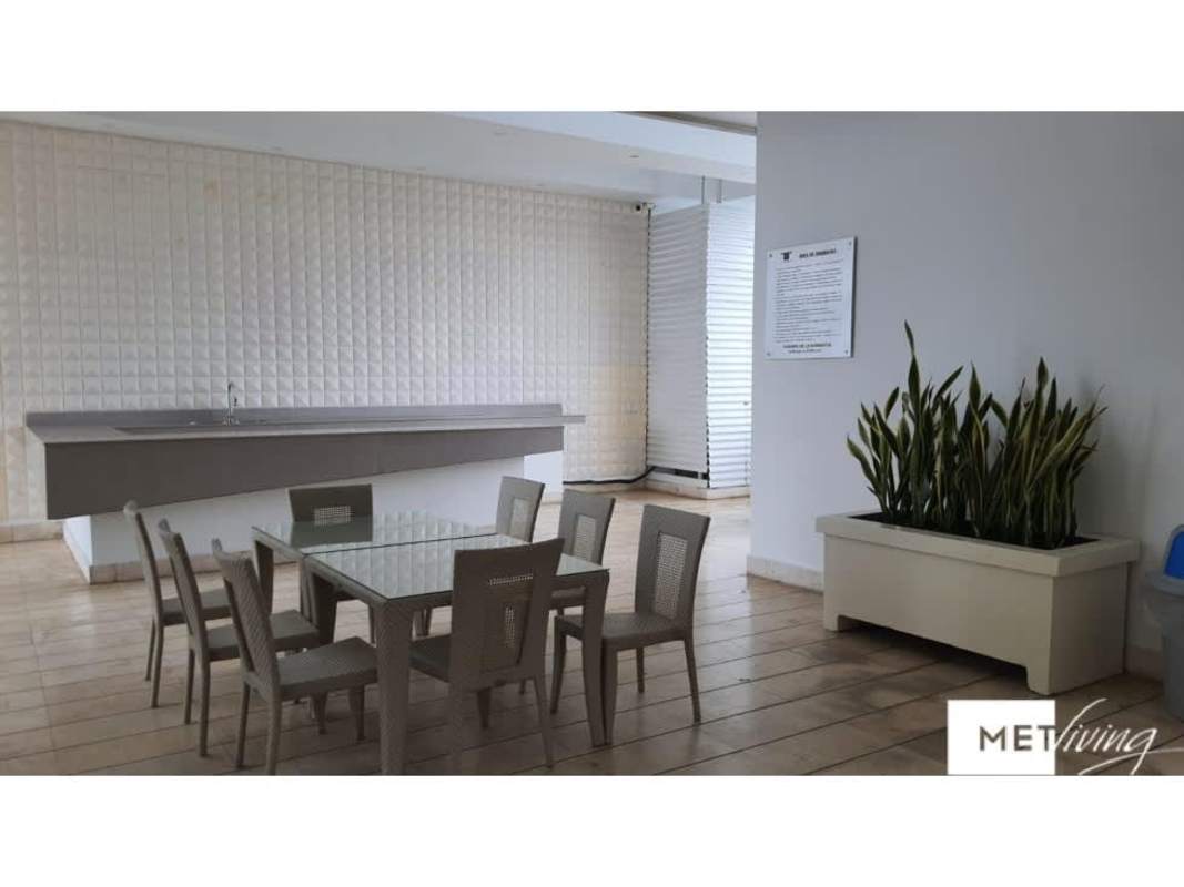 Second bedroom with large windows and city view in PH Top Tower Costa del Este