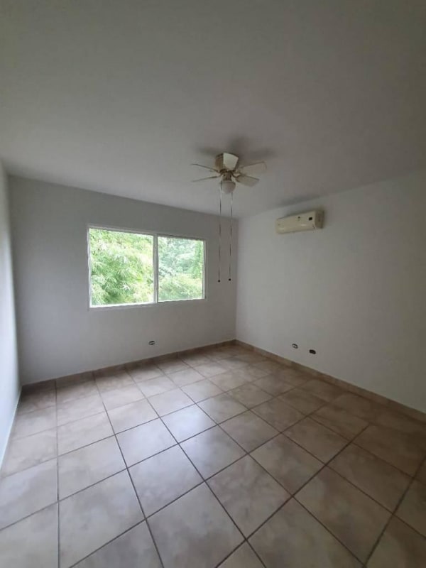 Bedroom with windows and tile floor bright light PH Everest Panama