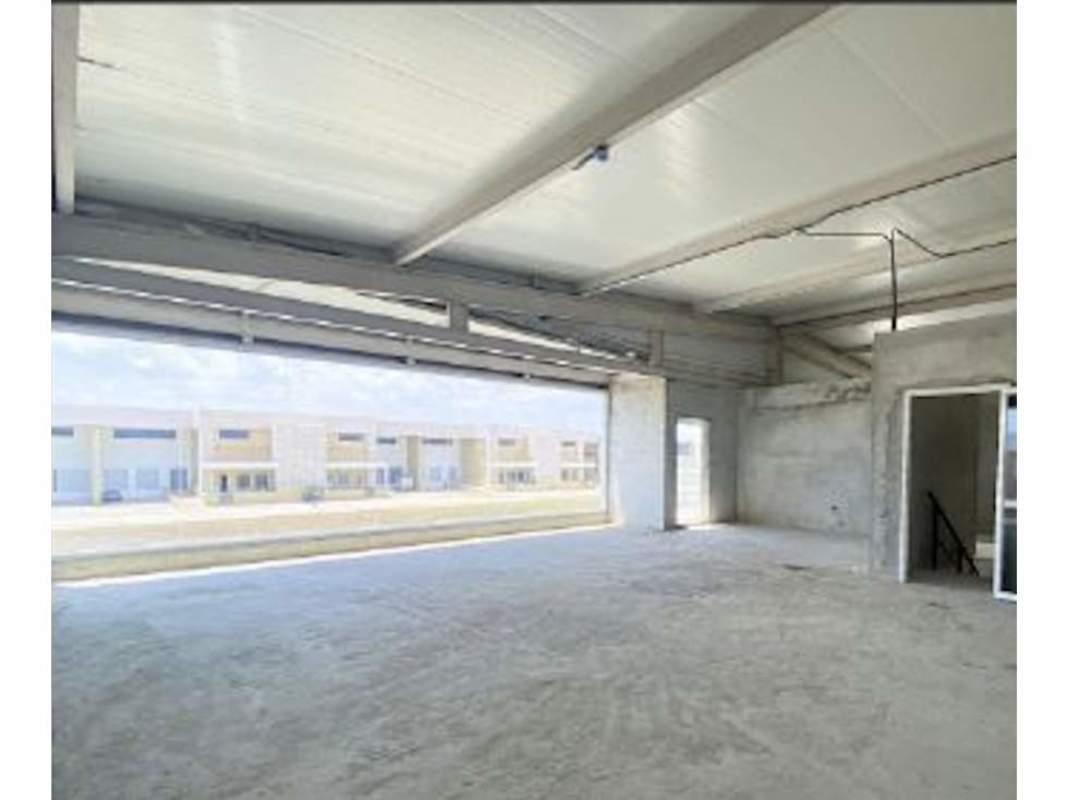 Industrial warehouse unit with loading dock access and mezzanine office for rent in Via Tocumen Panama