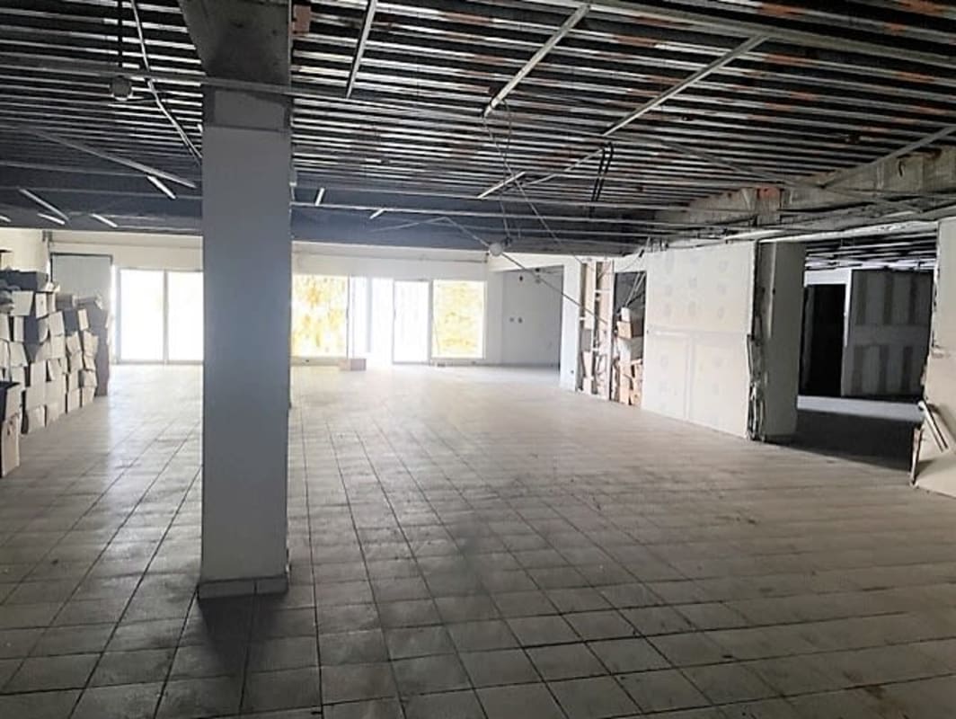 Exterior of Plaza Carolina showing multiple retail storefronts with parking in Juan Díaz Panama City