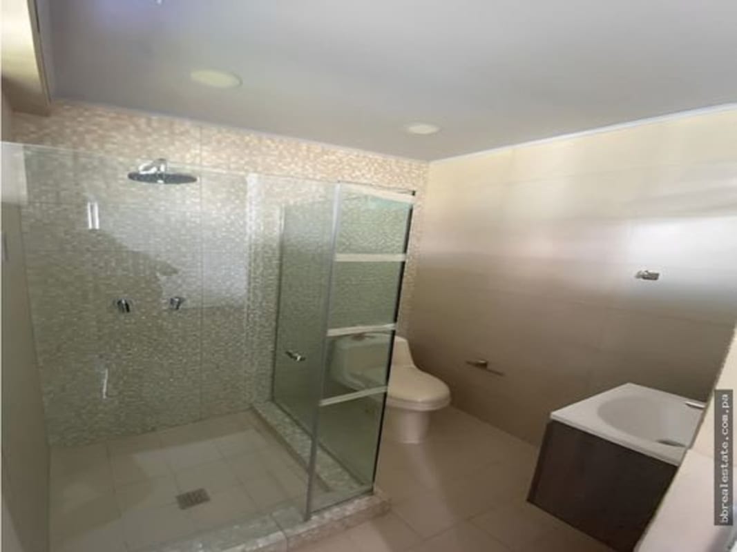 Spacious 3BR House with Pool & Terrace in Los Ríos Ancón