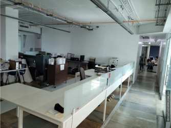 Modern meeting room with glass walls, wooden flooring and conference table in PH Prime 507 Llano Bonito Panama City