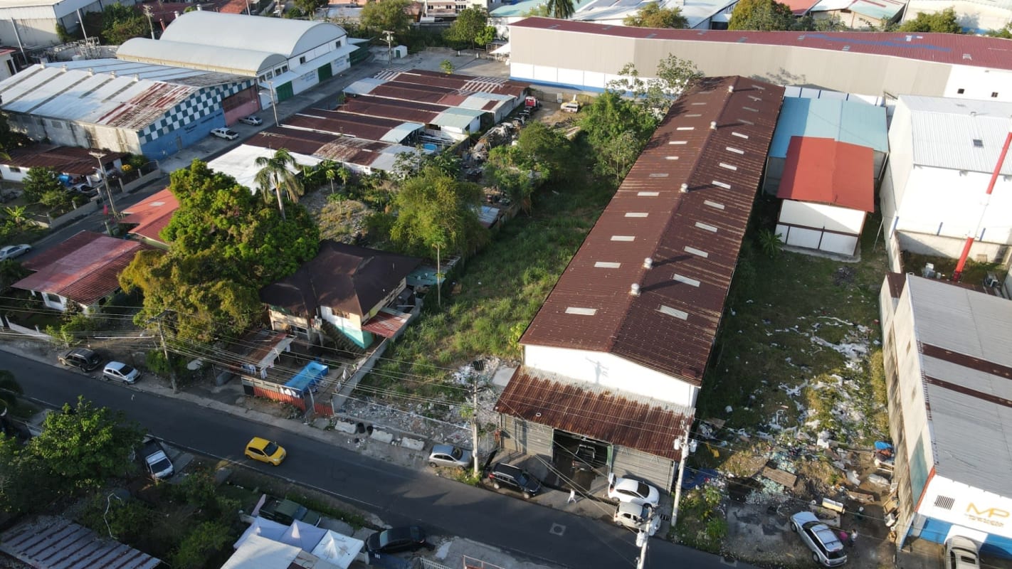 Industrial warehouses with metal roofs near commercial lot in Río Abajo Panama City