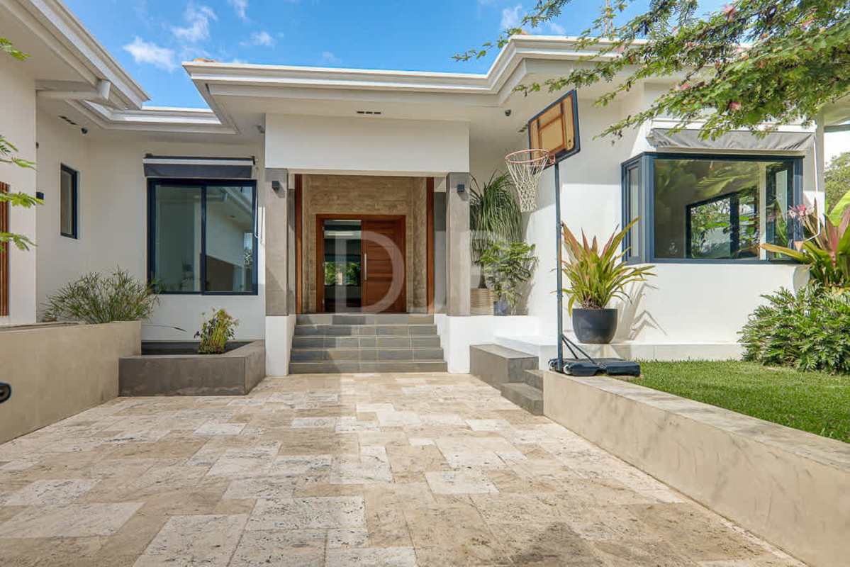 Luxury House with Saltwater Pool Club de Golf Panama