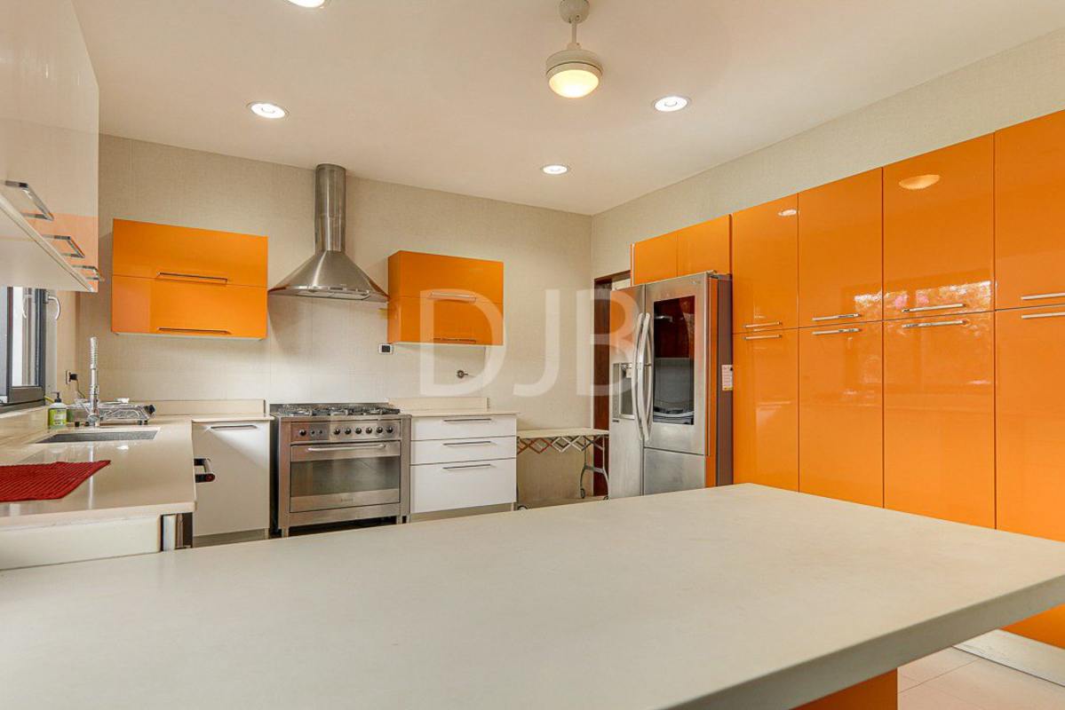 Luxury bathroom with marble finishes, tub, double sink in house for sale Club de Golf Panama