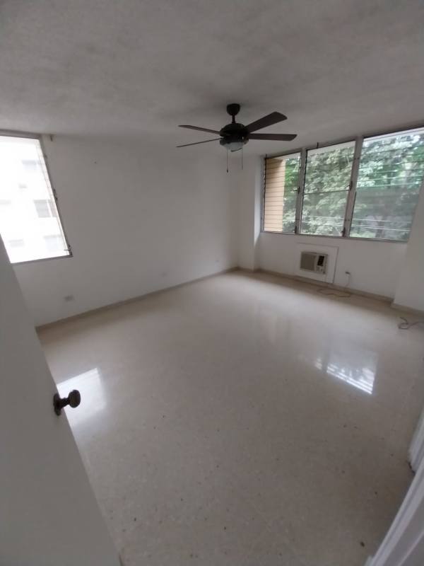 Bright bedroom with window AC and closet in PH La Alameda Panama