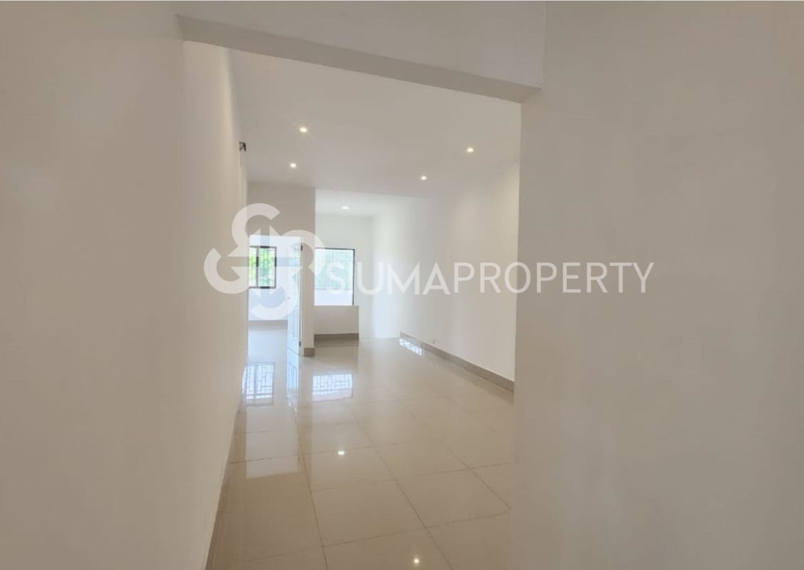 Remodeled 4BR Two-Story Home with Balcony Las Acacias