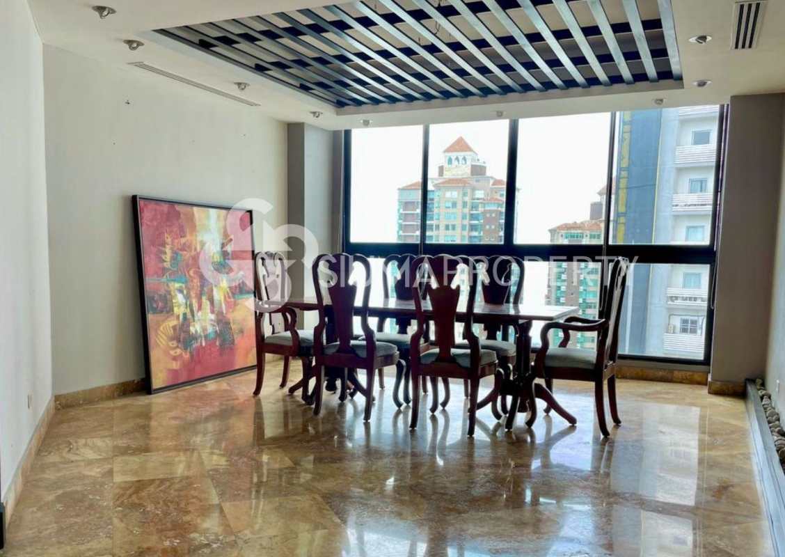 Large master bedroom with marble floors, ocean view, ensuite bath and walk-in closet in PH Ocean Park, Punta Pacifica Panama