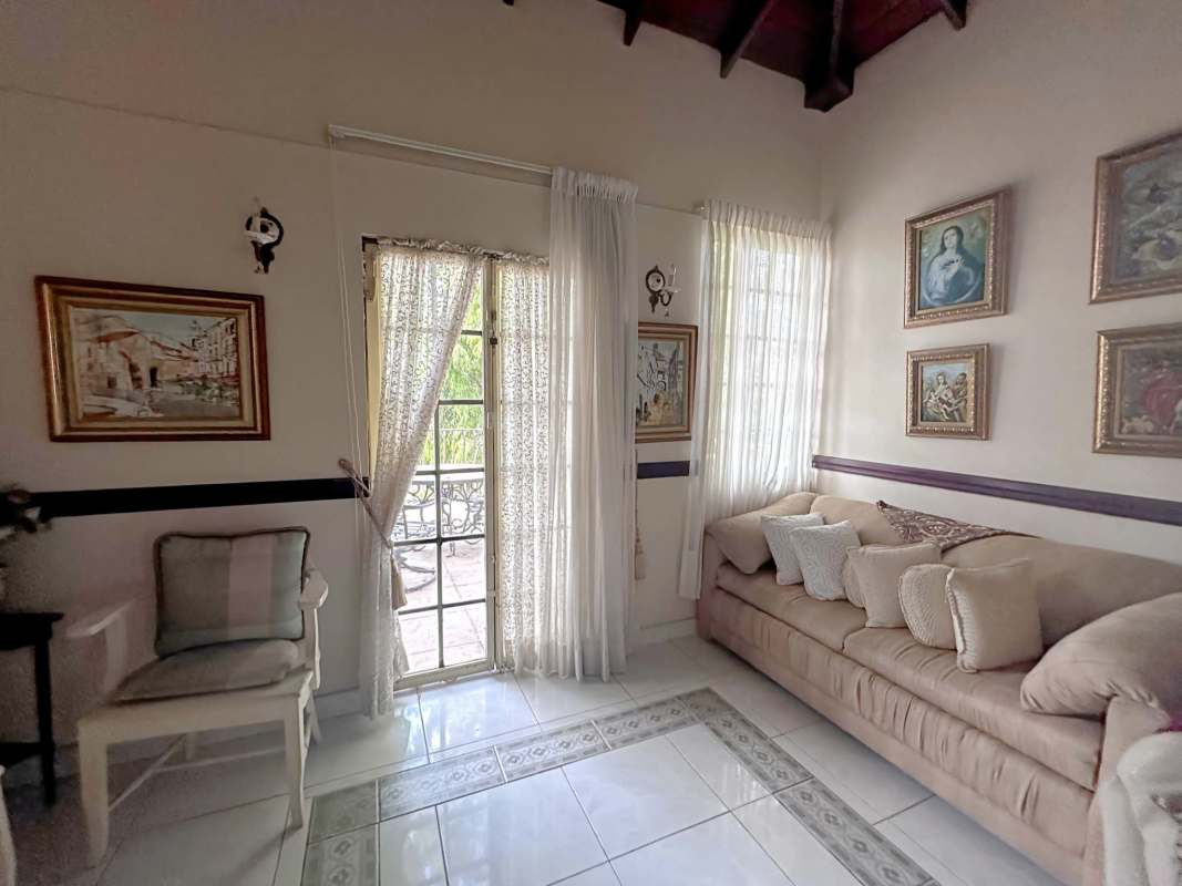 Bathroom jacuzzi blue tiles vanity La Alameda Panama house
