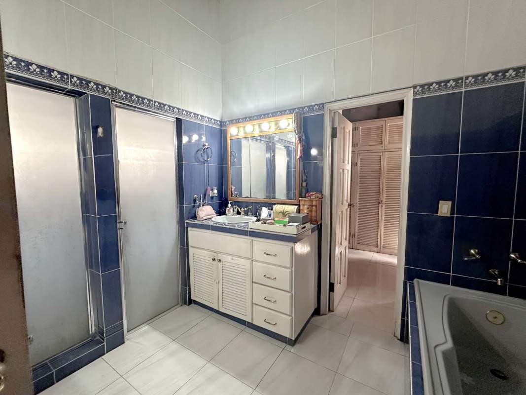 Bathroom corner shower ceramic tiles vanity La Alameda Panama City