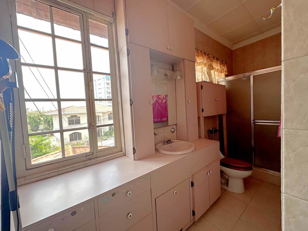 Bathroom frosted shower glass ceramic tile vanity La Alameda Panama