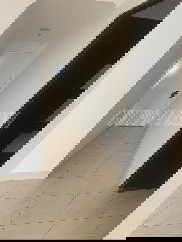 American-style kitchen with cabinets, stove and ceramic backsplash in PH Dos Mares residential Panama