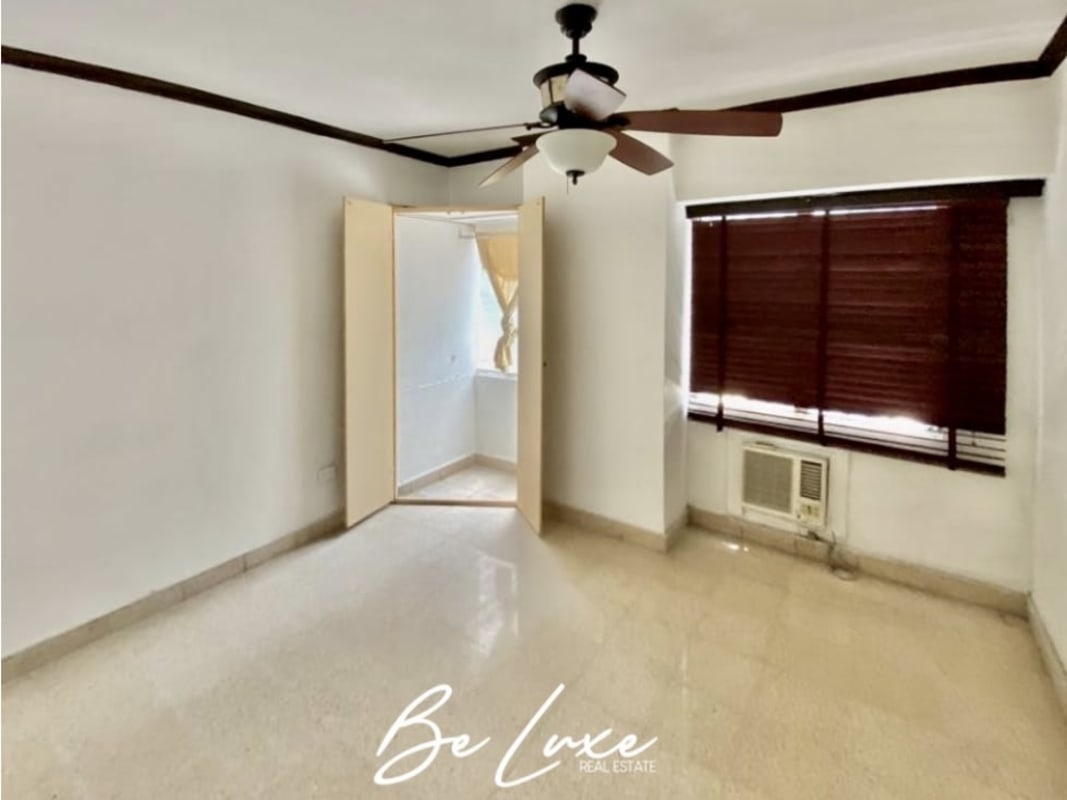 Bedroom with built-in louvered wardrobe and fan PH Las Perlas Punta Paitilla Panama