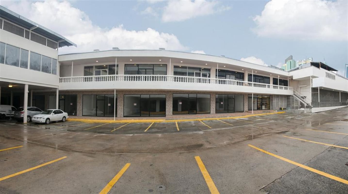 Two-level Display Plaza shopping complex with visitor parking and easy access Panama City