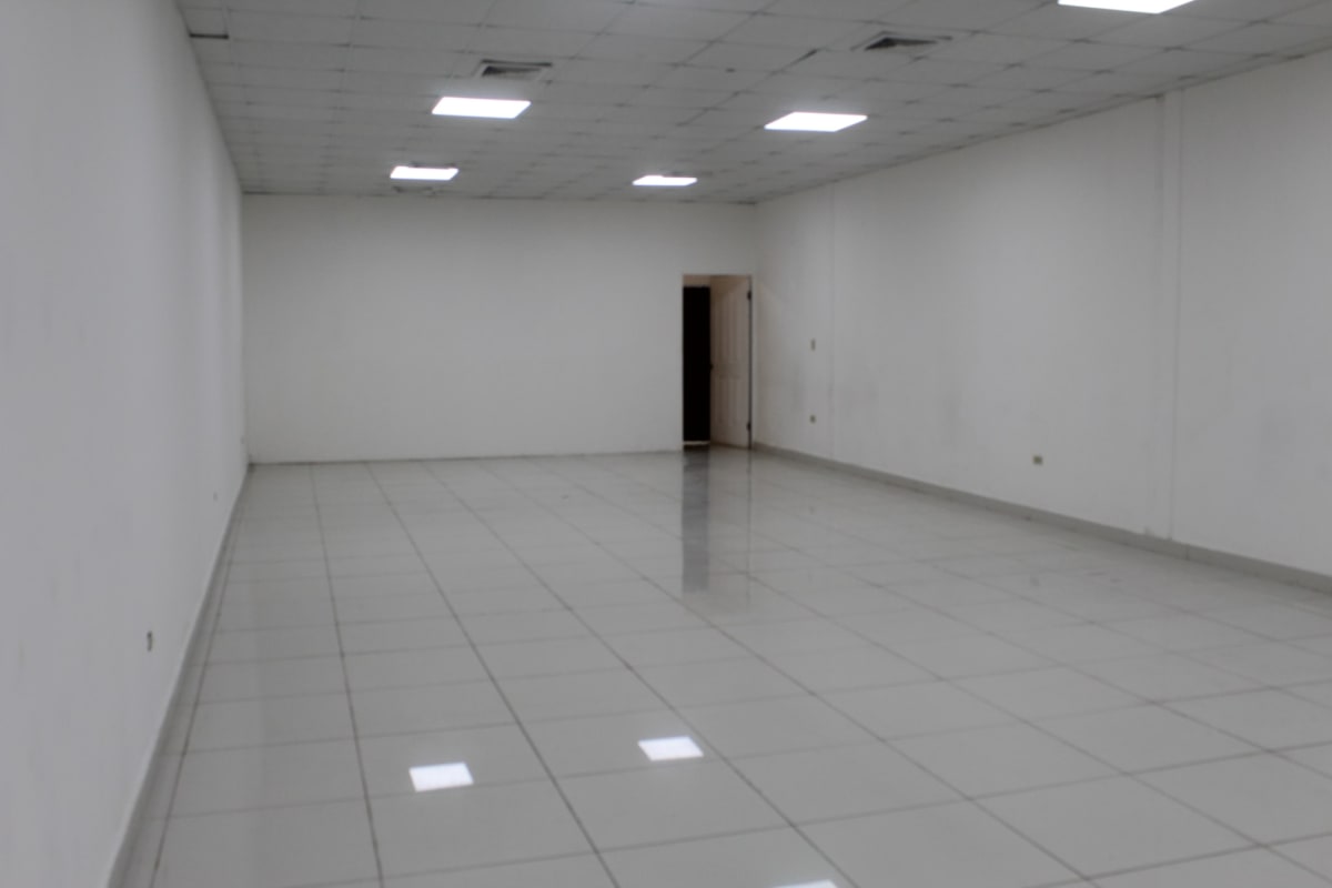 Empty commercial space with tiled flooring, drop ceiling and modern lighting Display Plaza Via Brasil Panama