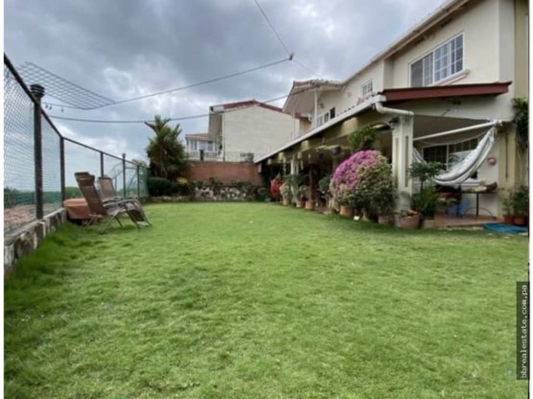 Large garden with covered terrace, hammock, outdoor furniture and landscaped greenery in Brisas del Golf Panama