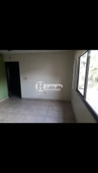 Simple bedroom with tiled floor, window blinds and split AC in Residencial Miramar Chitré Panama