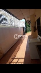 Kitchen with breakfast bar, pendant lights, gas stove and cabinets Residencial Miramar Chitré Panama