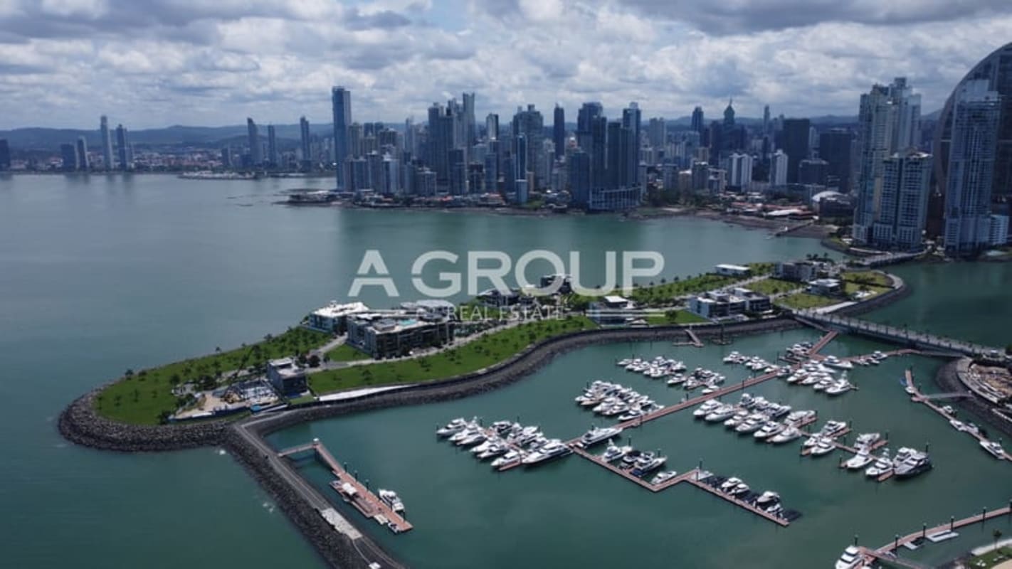 Ocean Reef Islands marina with yachts, luxury buildings, green landscaping and Panama City backdrop
