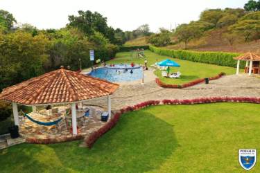 Aerial view community with pool, pavilion, green lawns, parking Valle Village Panama