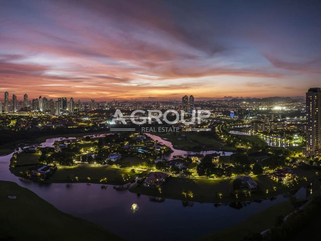 Bright sunset over illuminated golf course, skyline, and residential zones Santa María
