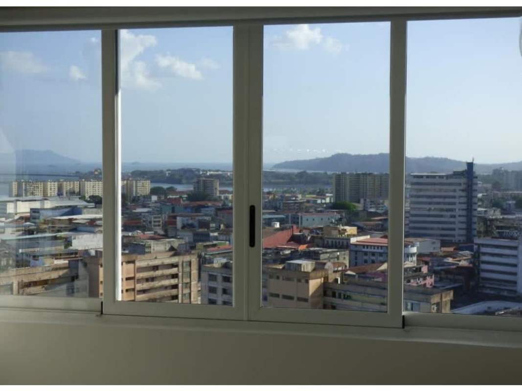 Rooftop infinity pool and Jacuzzi with panoramic bay and skyline views at PH Bayview Avenida Balboa Panama