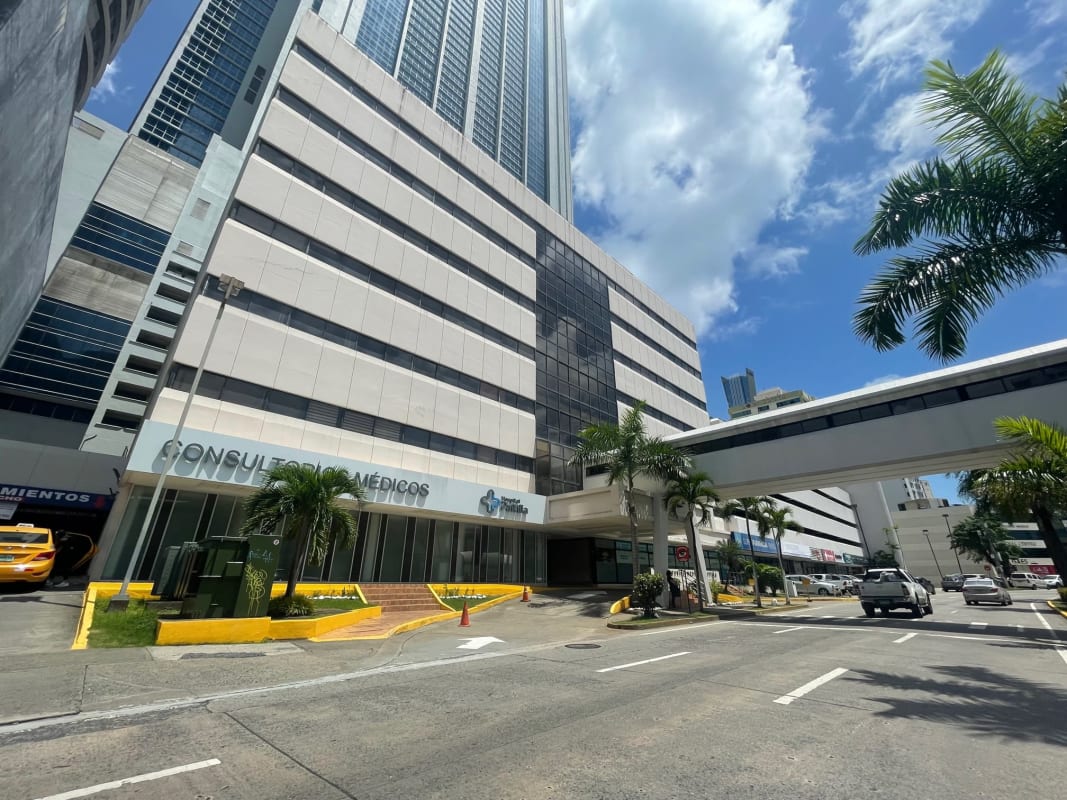 Commercial restroom with tiled walls, fixtures in PH Consultorios Médicos Paitilla Punta Pacifica Panama
