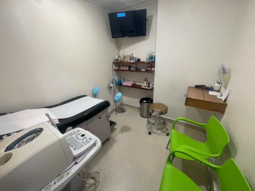 Small medical examination room with equipment in PH Consultorios Medicos Paitilla Punta Pacifica Panama