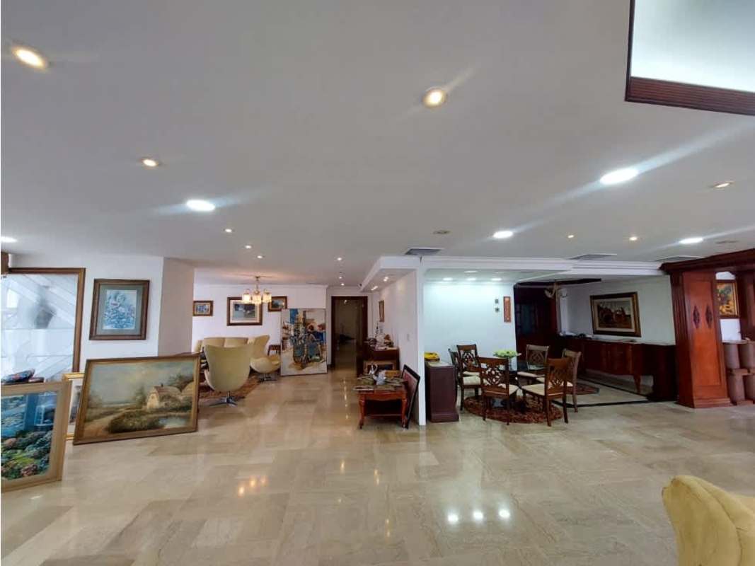 Traditional dining room with chandelier and glass table in Bayside Tower Punta Paitilla