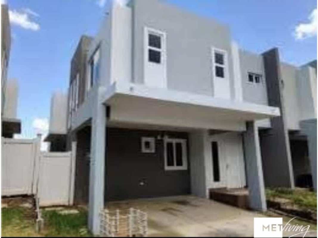 Covered garage parking space in PH Victoria Brisas del Golf house Panama